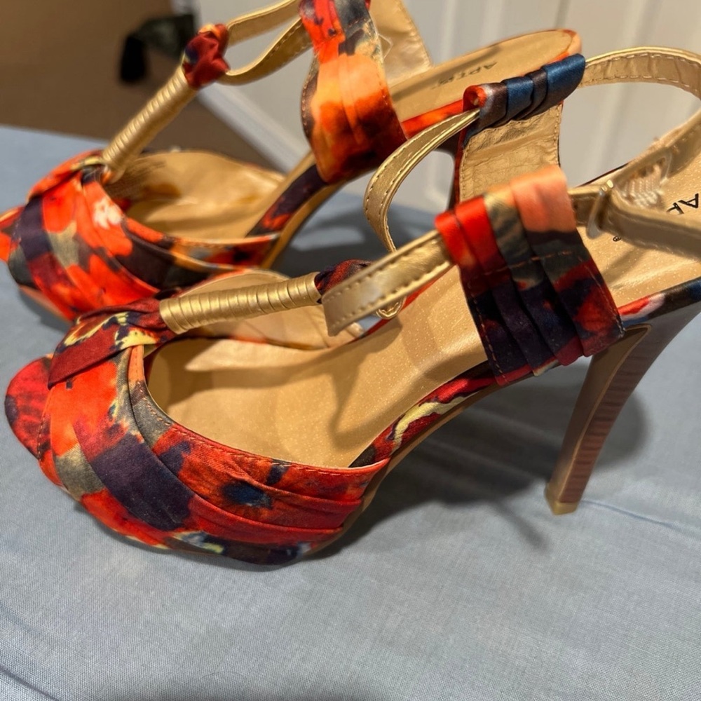 Heels - Picture 4 of 4